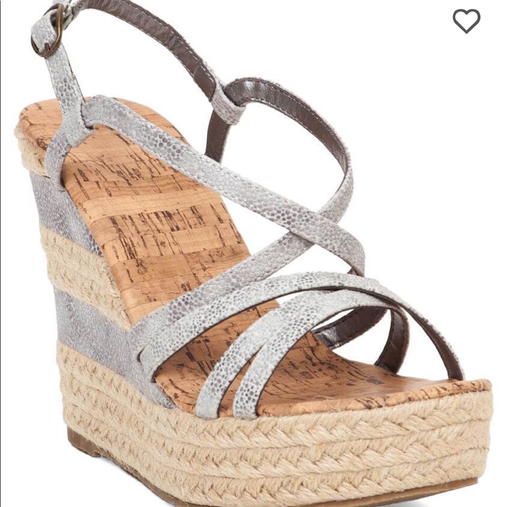 Textured strappy wedge sandal